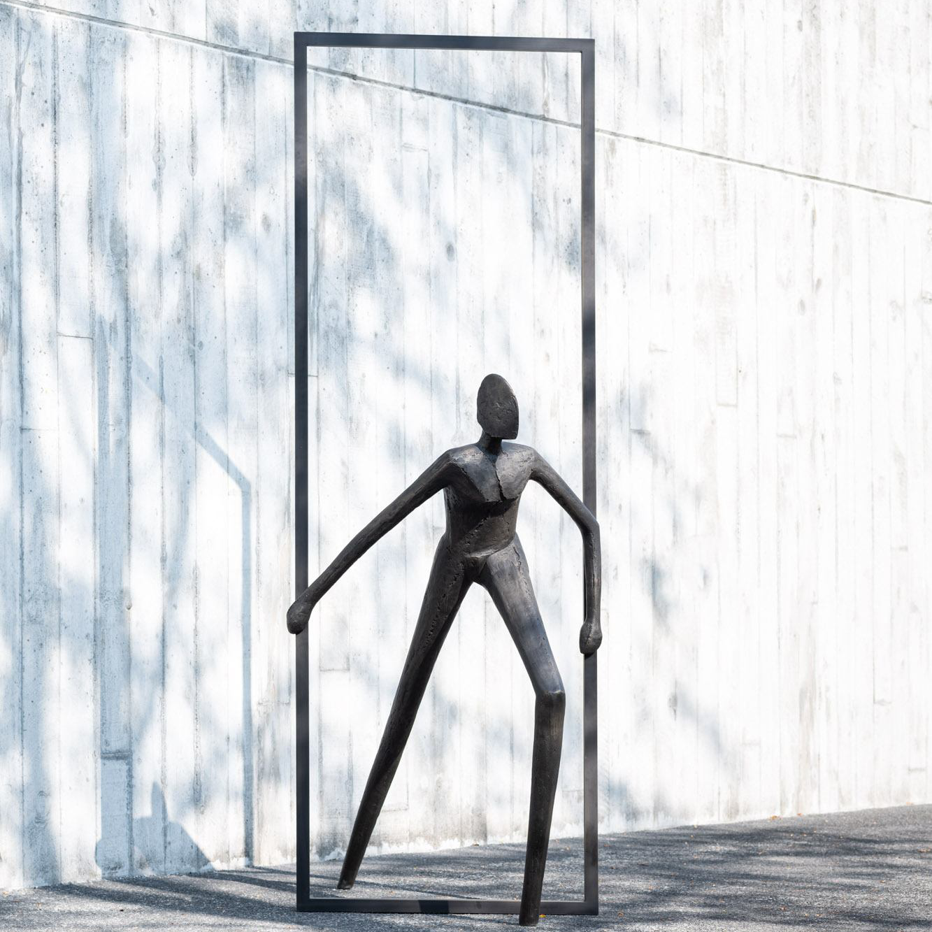 INTO FREEDOM Bronzeskulptur by Guy Buseyne