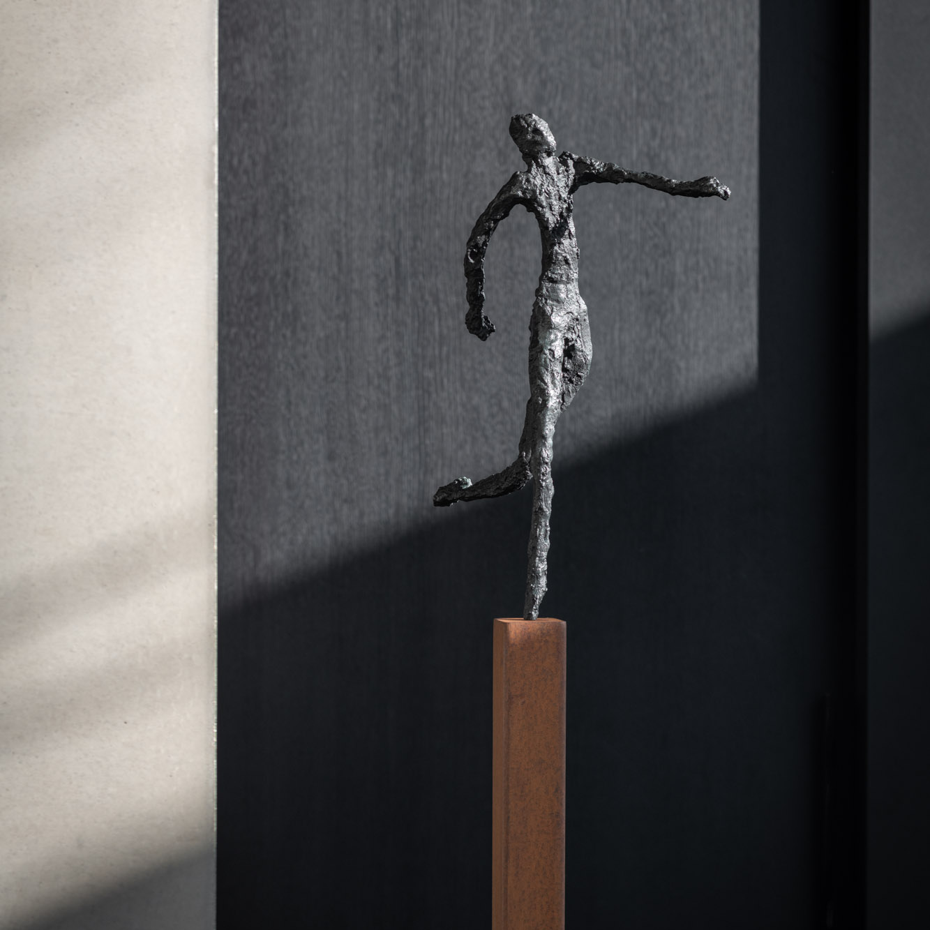 TO FOLLOW Bronzeskulptur by Ann Vrielinck