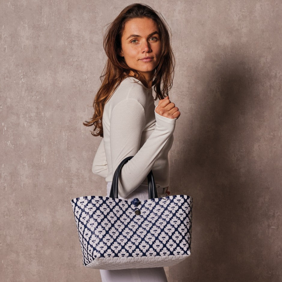 Mini Motif Bag – Handtasche S mit kurzem PU-Griff und weißem Muster