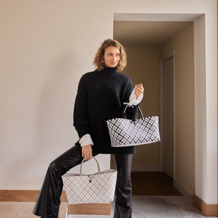 Mini Motif Bag – Handtasche S mit kurzem PU-Griff und weißem Muster