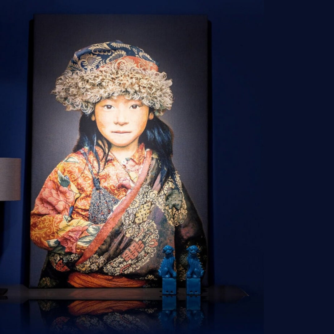 Gobelinbild Tibetan Child – Blaugrau 130 x 80 cm - Objecto.shop #